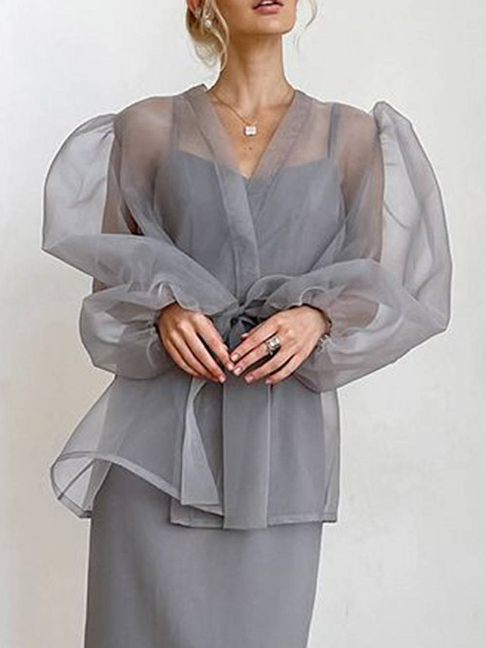 Chemisier sexy transparent à col en V et manches longues bouffantes avec nœud papillon