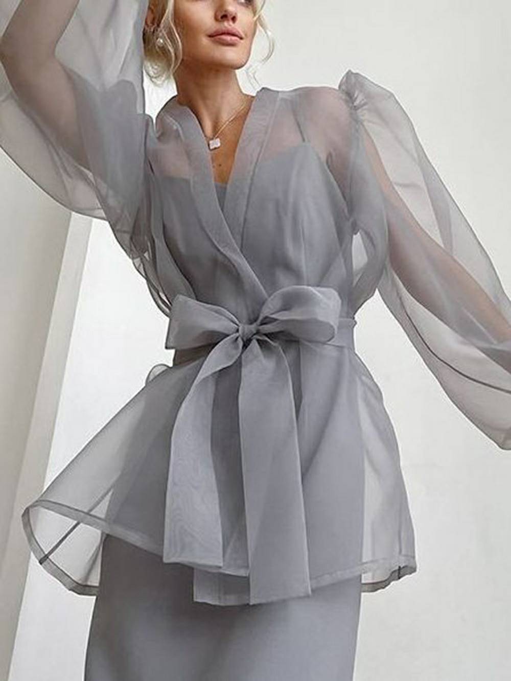 Chemisier sexy transparent à col en V et manches longues bouffantes avec nœud papillon