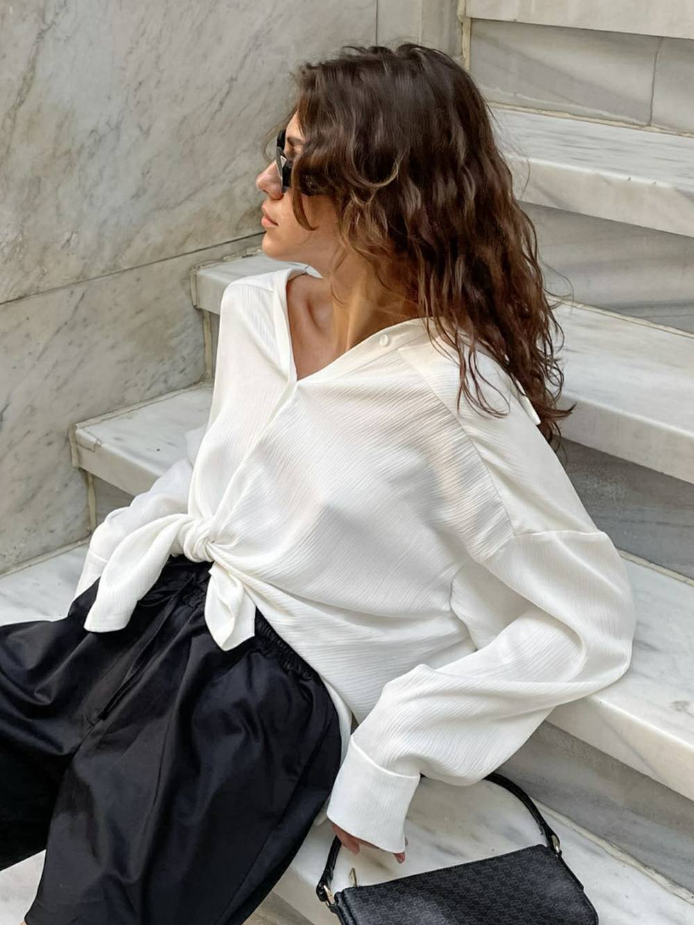 Chemise en soie boutonnée nouée sur le devant 