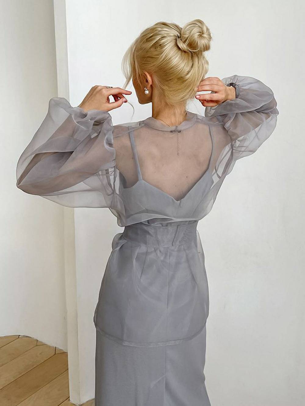 Chemisier sexy transparent à col en V et manches longues bouffantes avec nœud papillon