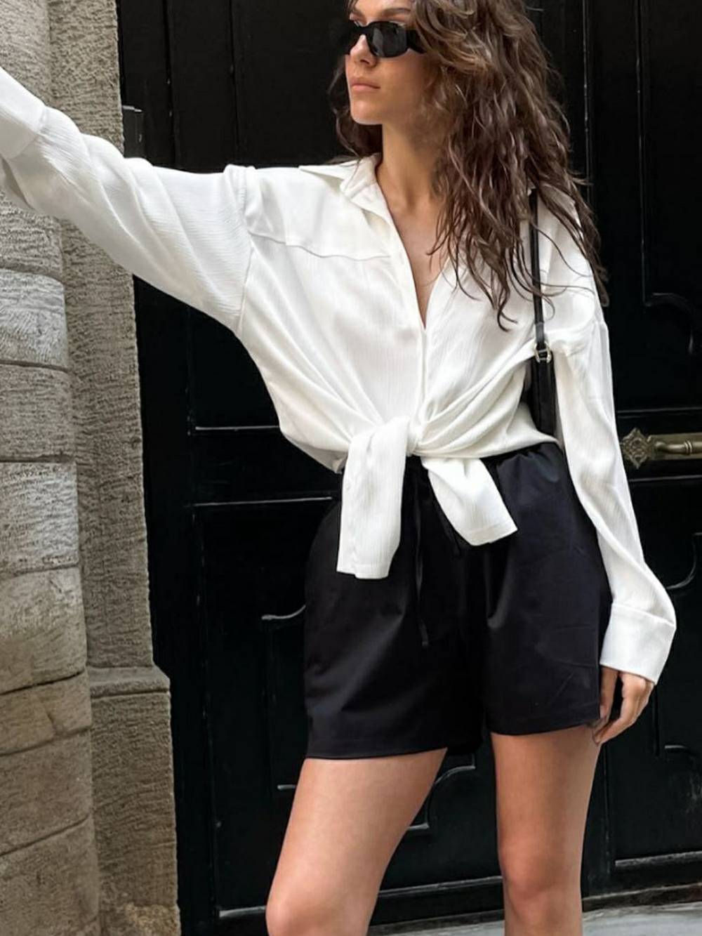 Chemise en soie boutonnée nouée sur le devant 
