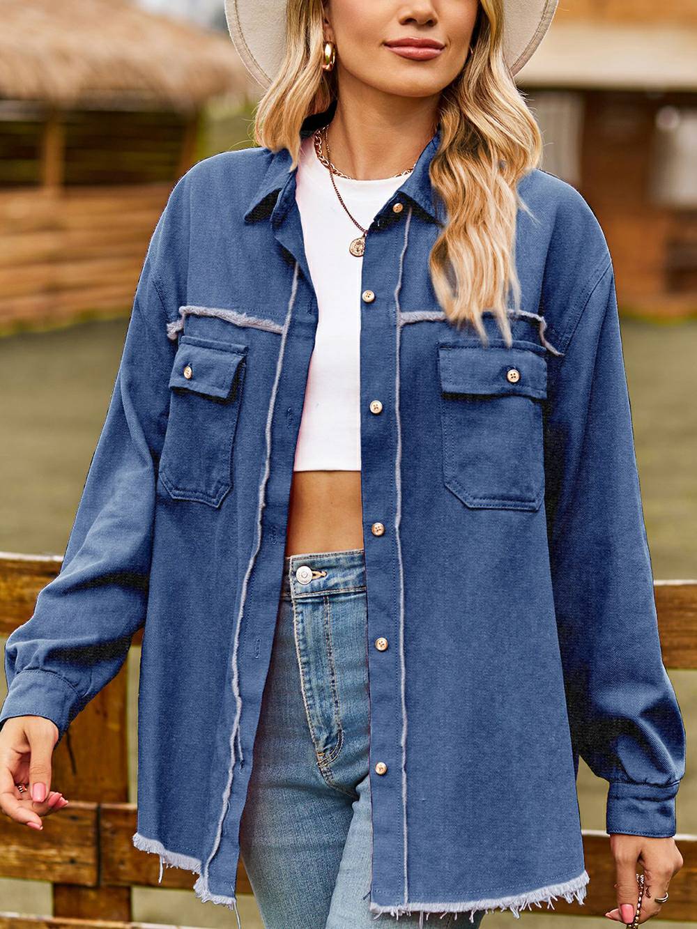 Chemise décontractée en denim délavé à bords bruts et pompons - Bleu foncé
