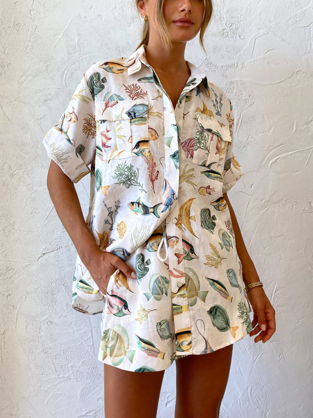 Conjunto de Camisa de Manga Curta de Férias com Estampa Personalizada de Peixe e Calções Tie-Dye