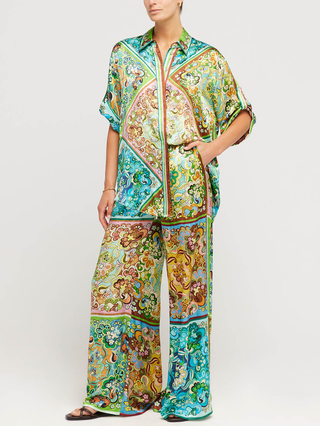 Ensemble deux pièces boutonné en satin imprimé spécial