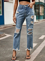 Jeans attillati alla moda con orlo sfrangiato e taglio corto