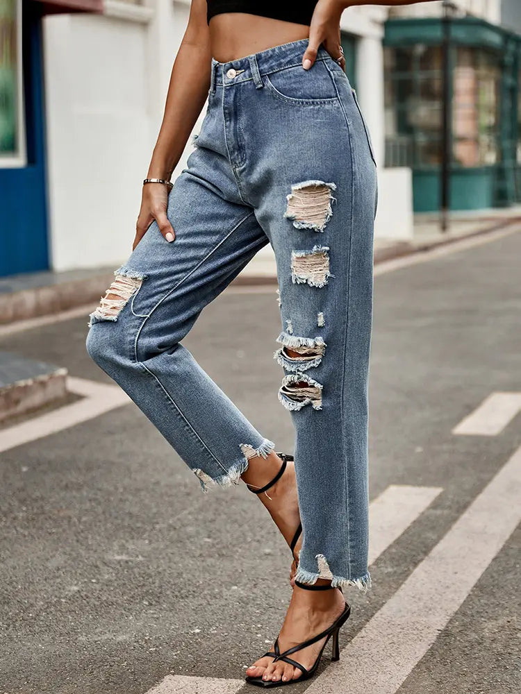 Jeans attillati alla moda con orlo sfrangiato e taglio corto