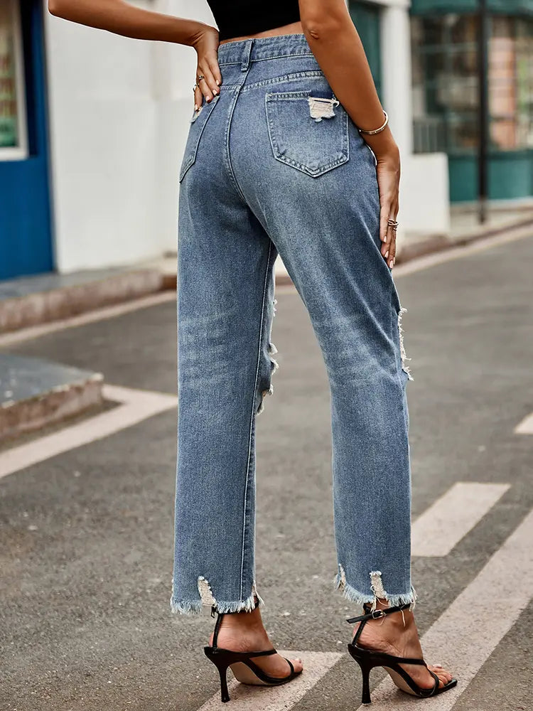 Jeans attillati alla moda con orlo sfrangiato e taglio corto