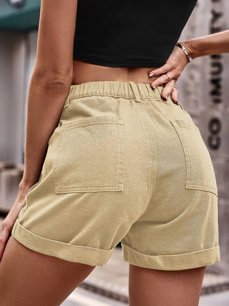 Pantaloncini cargo in denim con vita elastica alla moda
