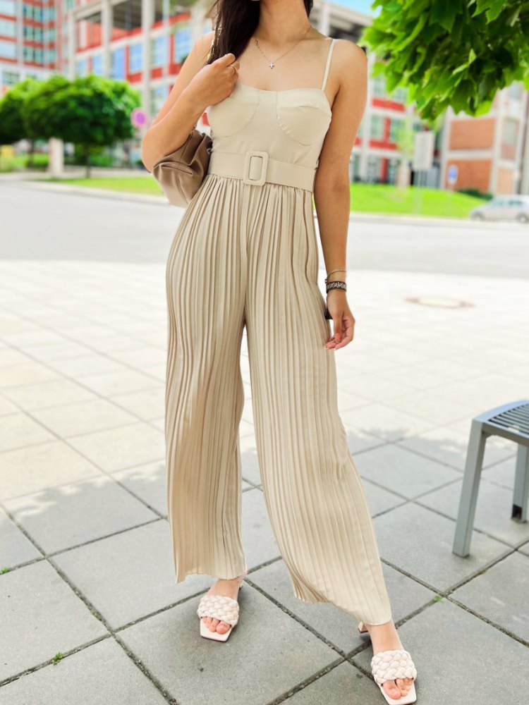 Tuta con spalline e dettaglio plissettato a gamba larga in beige