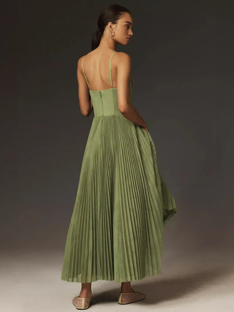 Vestido Midi Justo e Evasê em Tule Plissado com Corpete