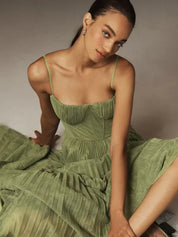 Vestido Midi Justo e Evasê em Tule Plissado com Corpete