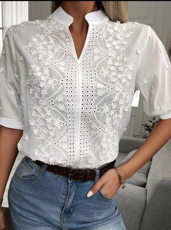Chemise en dentelle brodée à col montant et col en V