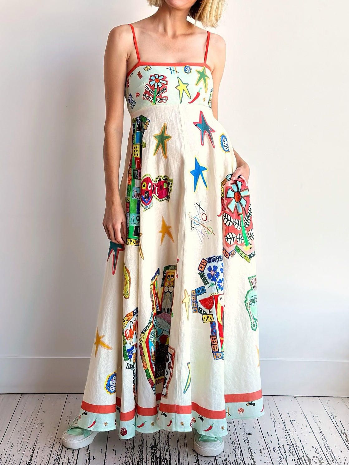 Vestido Maxi Longo com Estampa Única de Grafite e Suspensórios